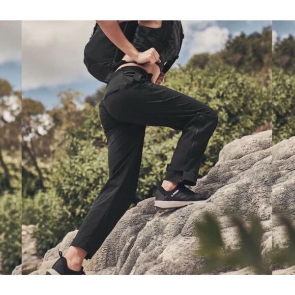 Athleta Black Belted High Rise Zip Hem Trekkie Utility Cargo Track Pants Size 4T - Picture 1 of 9
